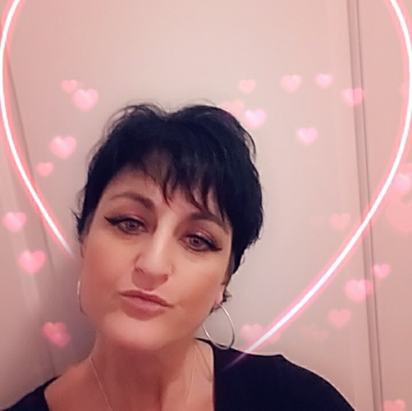 Meet your Posher, Heather - Picture 1 of 2